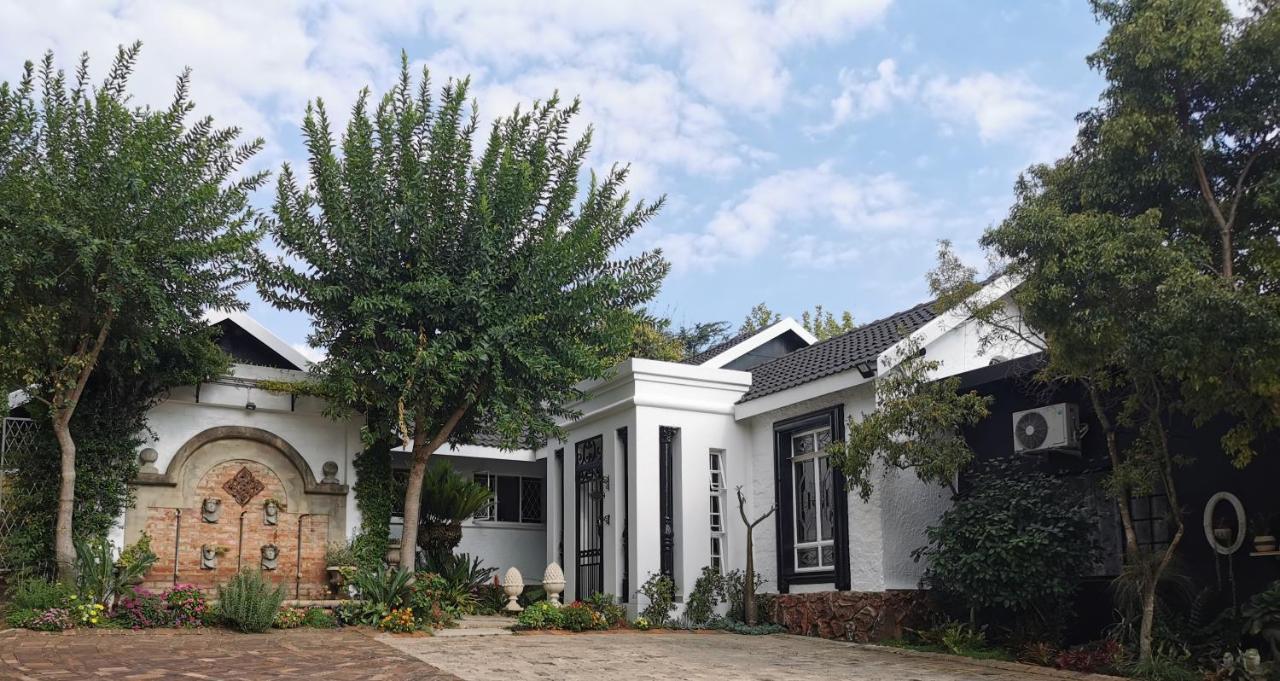 At 98 On Lynburn Guest House Pretoria Exterior foto